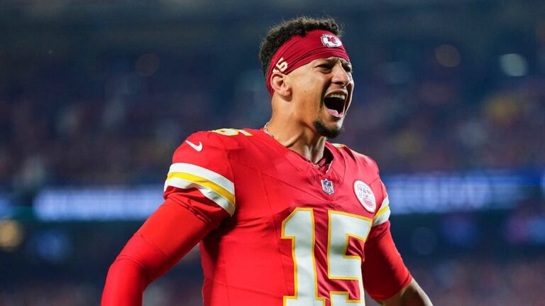 Chiefs bounce back with dominant home victory over Lions as Patrick Mahomes contributes 4 touchdowns
