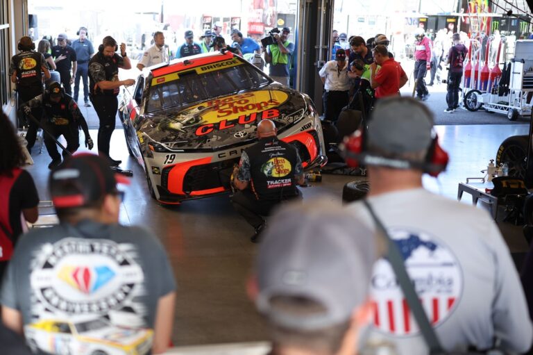 Final 4 crew chiefs push the edge on tires in championship practice