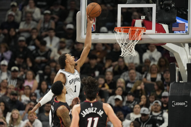Highlights: Spurs stop the Heat’s late rally to start season 5-0