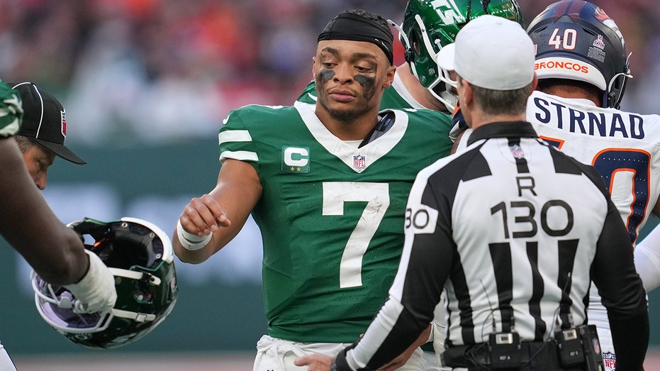 Jets' Aaron Glenn gets into testy exchange with reporter over Justin Fields' status as QB1