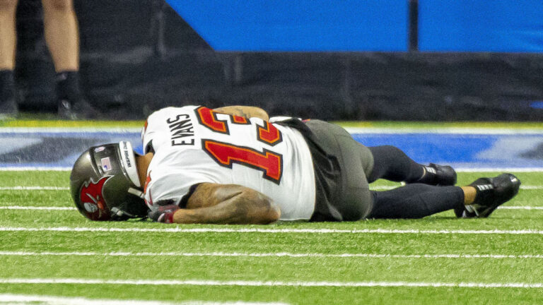 Scary Mike Evans injury puts incredible streak in serious jeopardy