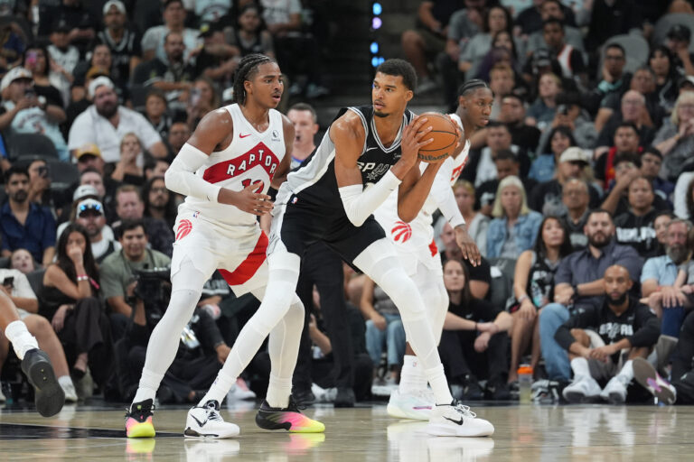 Spurs ride strong first half to easy win against the Raptors