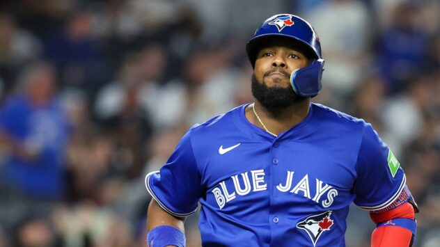 Yankees fan throws can at Vladimir Guerrero Jr.'s family before elimination: report