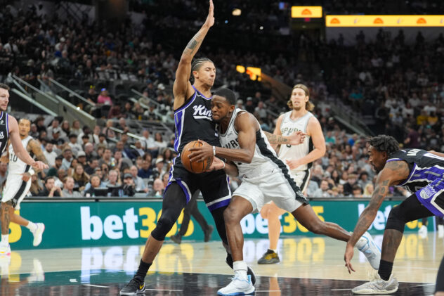 De’Aaron Fox’s big game propels Spurs past Kings