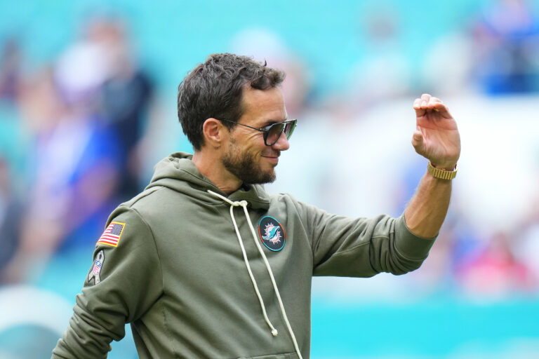 Dolphins coach Mike McDaniel bizarrely sidesteps questions about viral photo outside Bills bar