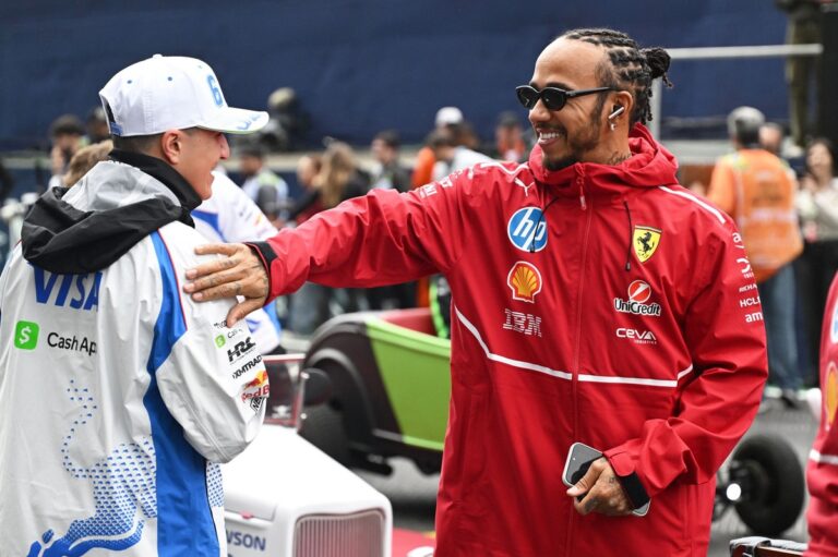 Lewis Hamilton calls out “older drivers” as he pledges support for F1 rookies