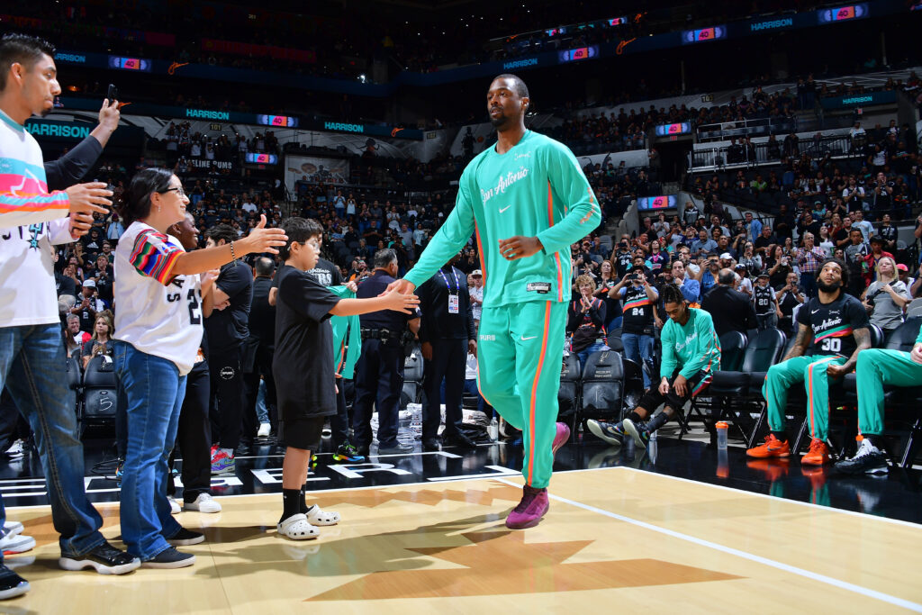 Open Thread: Harrison Barnes spread some holiday spirit in the community