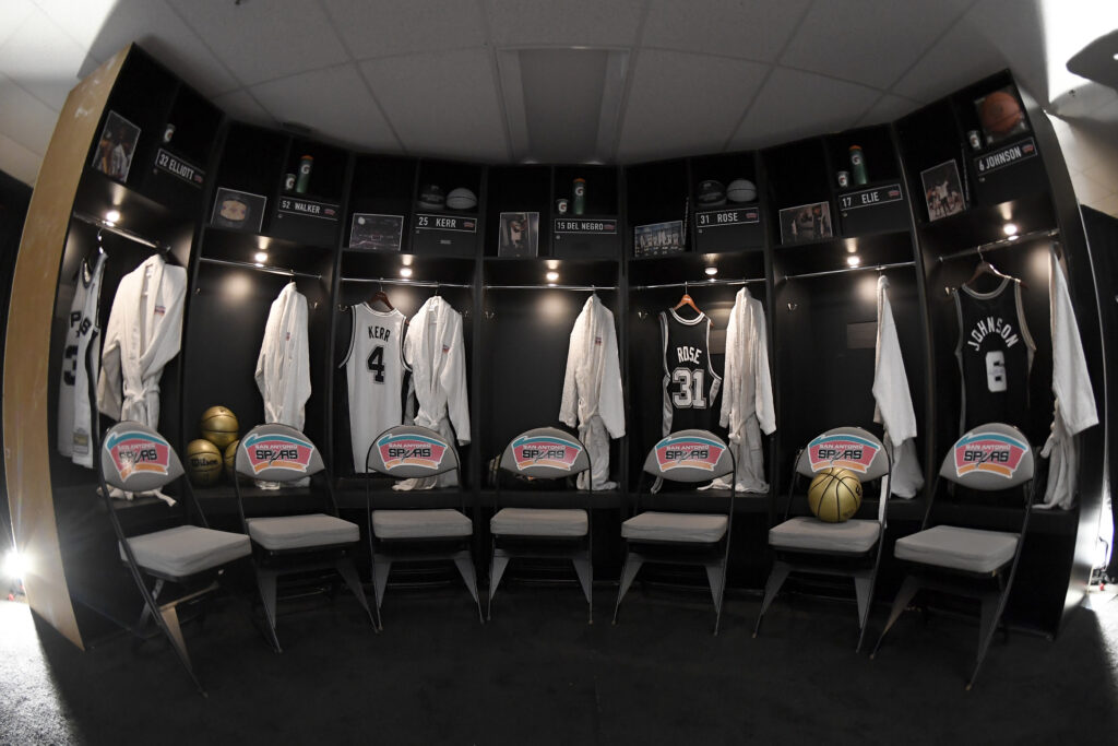 Open Thread: Spurs reveal the teammate with the messiest locker