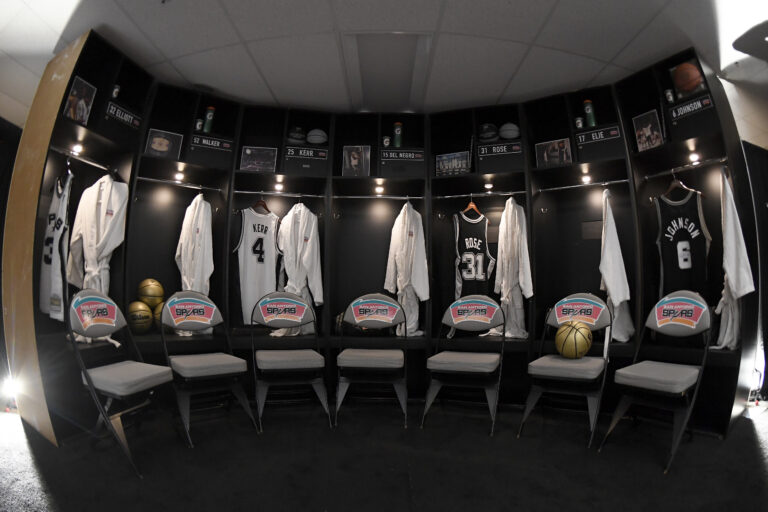 Open Thread: Spurs reveal the teammate with the messiest locker