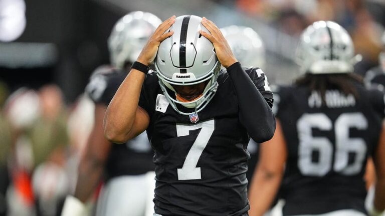 Raiders QB Geno Smith apologizes after flipping off booing fans following fifth straight loss