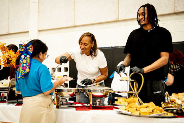 San Antonio Spurs players give back at Thanksgiving community events this week