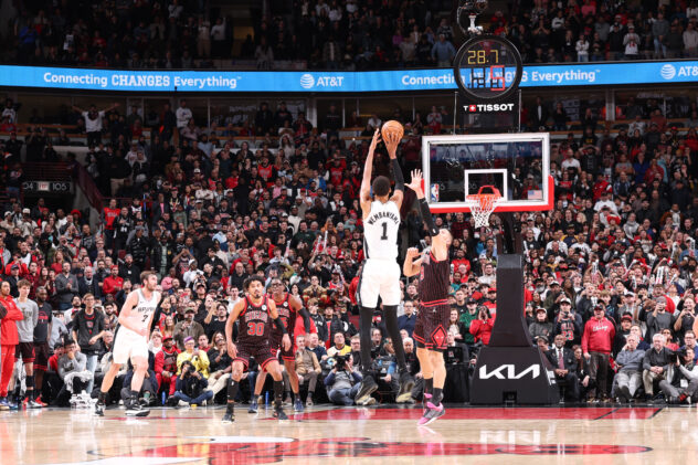 Spurs extend win streak despite uneven game vs Bulls