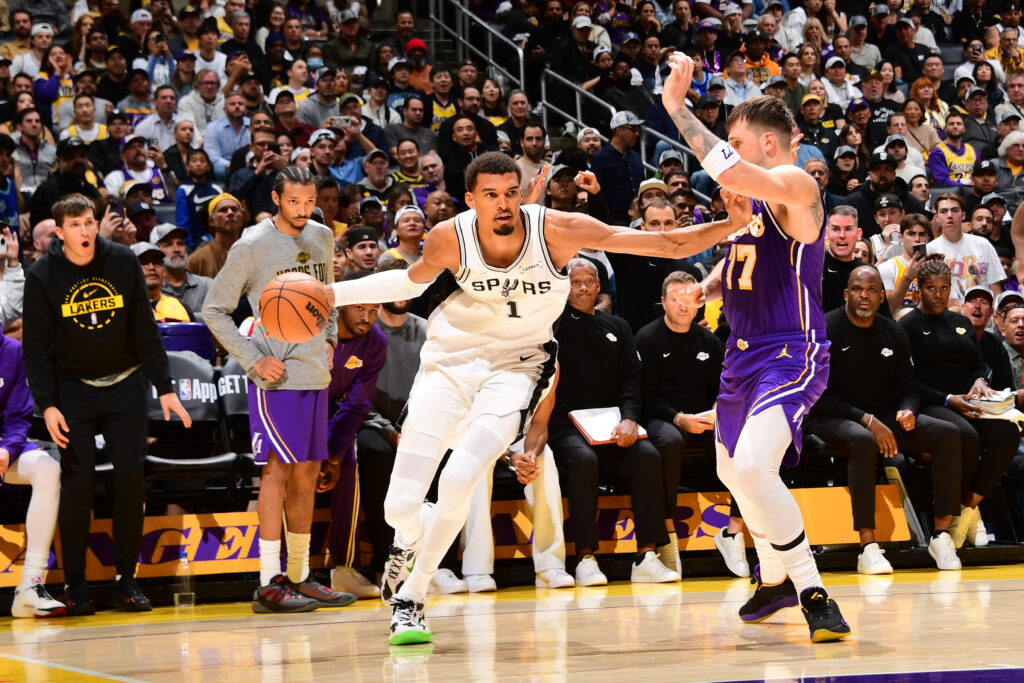 Spurs lose second straight in a bizarre game vs LA