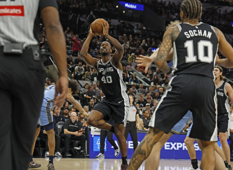 Spurs outlast Grizzlies behind Barnes’ late surge