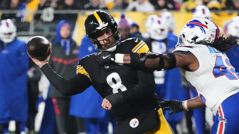 Aaron Rodgers acknowledges 'boo-worthy performance' as Steelers' loss enrages fans