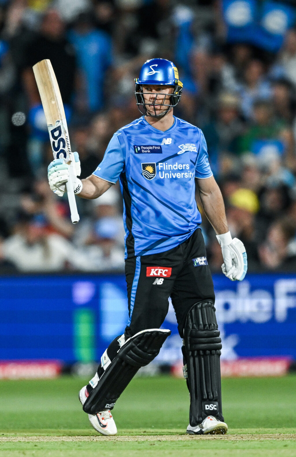 Chris Lynn, bowlers star in small chase as Strikers break New Year's Eve hoodoo