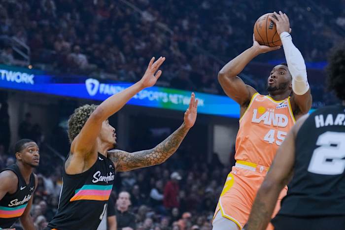Donovan Mitchell scores 28 points, Cavaliers beat Spurs 130-117