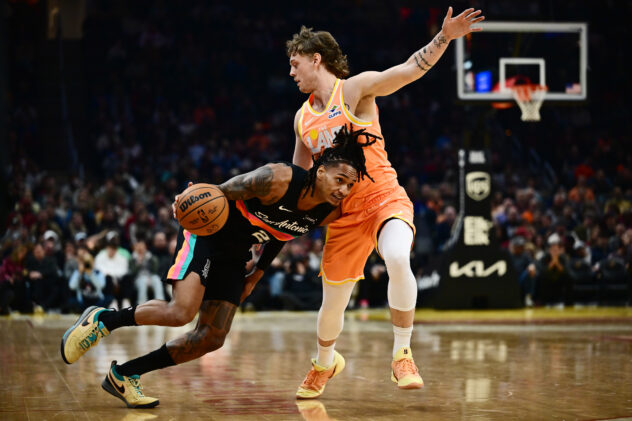 Highlights: Fox and Vassell combine for 53 points against Cavs