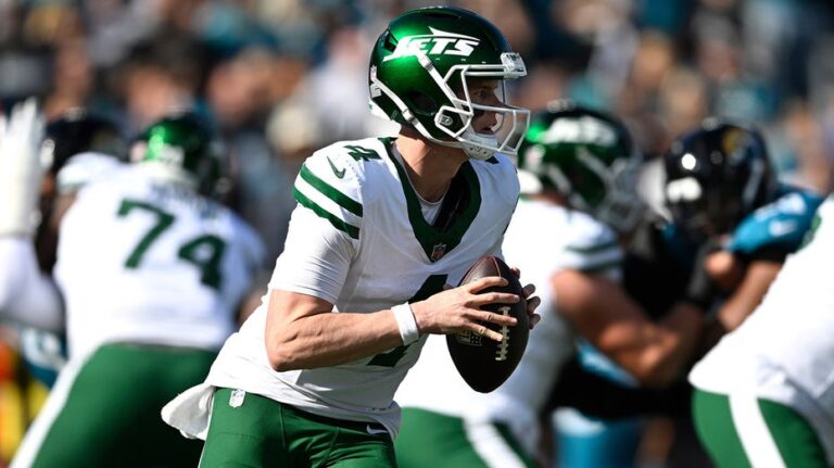 Jets quarterback's parents celebrate as rookie throws his first career TD pass