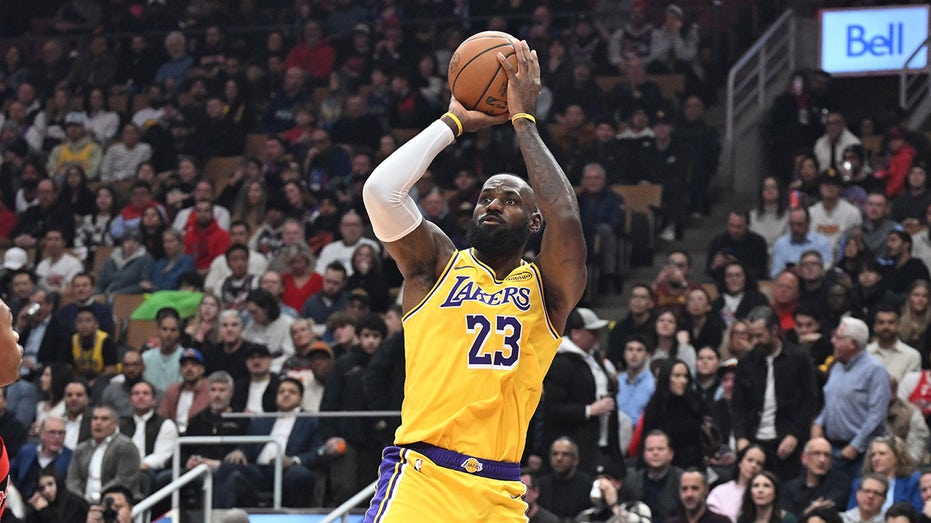 LeBron James' streak of 1,297 consecutive games with 10+ points ends after game-winning decision