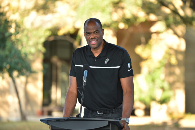 Open Thread: Spurs legend David Robinson is suing his partner