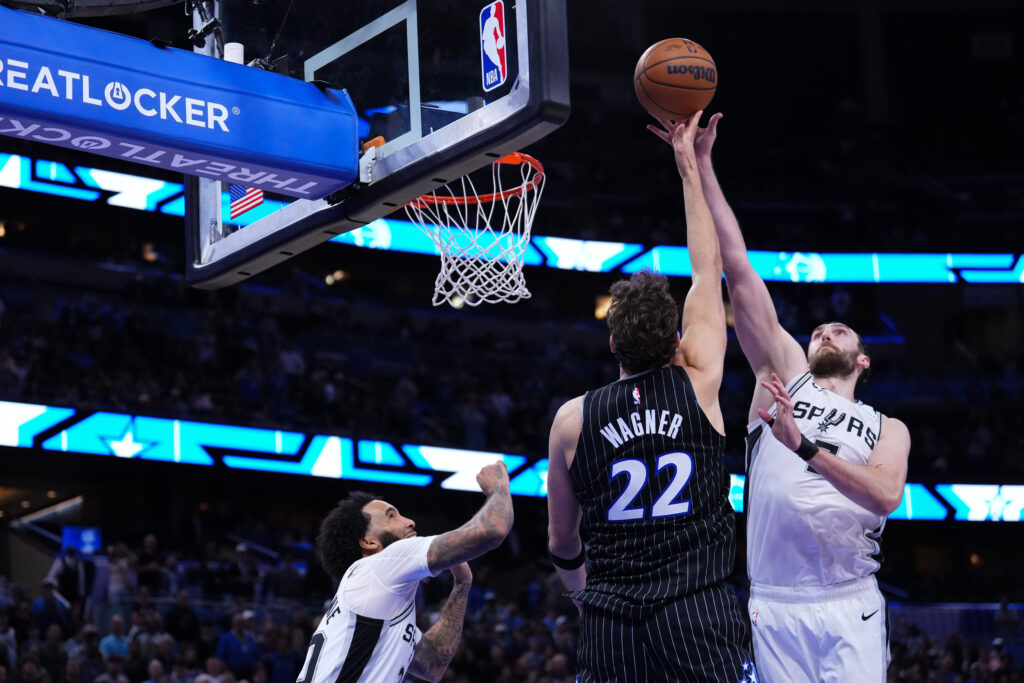 San Antonio vs. Orlando, Final Score: Fox and Kornet make clutch plays in 114-112 win