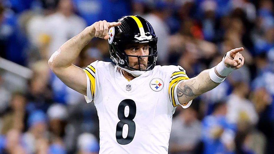 Steelers' Aaron Rodgers hilariously trash talks star defender in mic'd up moment