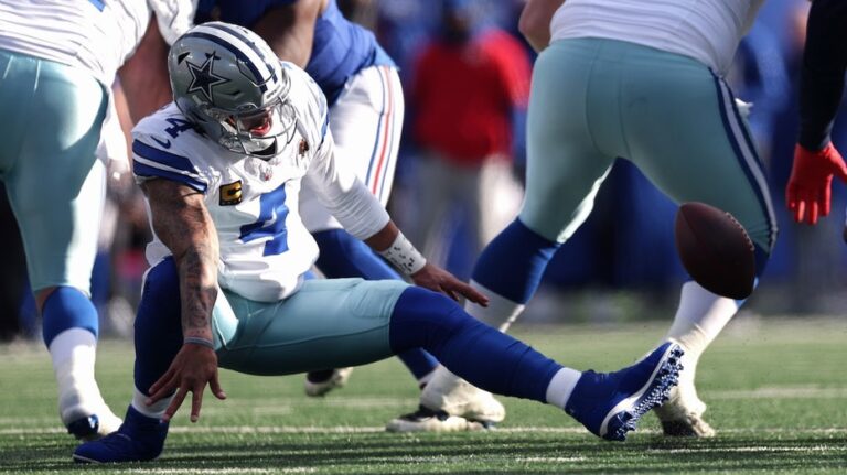 Cowboys suffer consecutive losing seasons, as Dak Prescott is benched and defender is ejected in lopsided loss