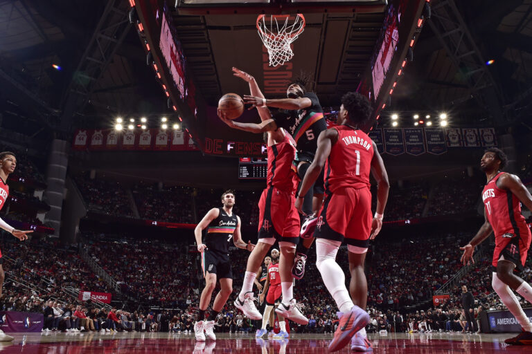 Late Collapse Costs Spurs in 111–106 Loss to Rockets