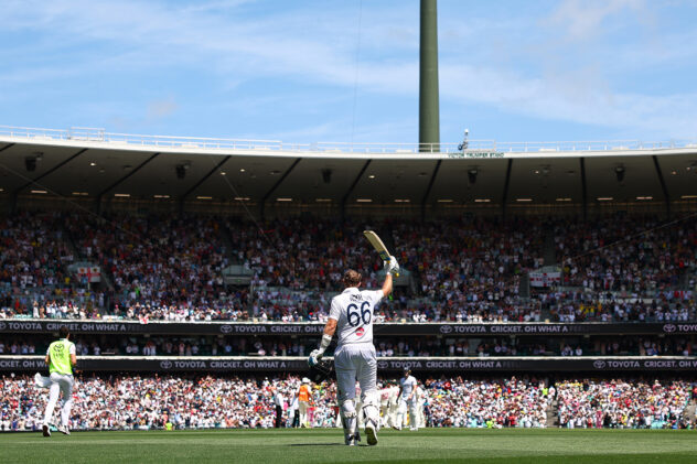 Root takes centre stage with 160 before Head's 91* leads response