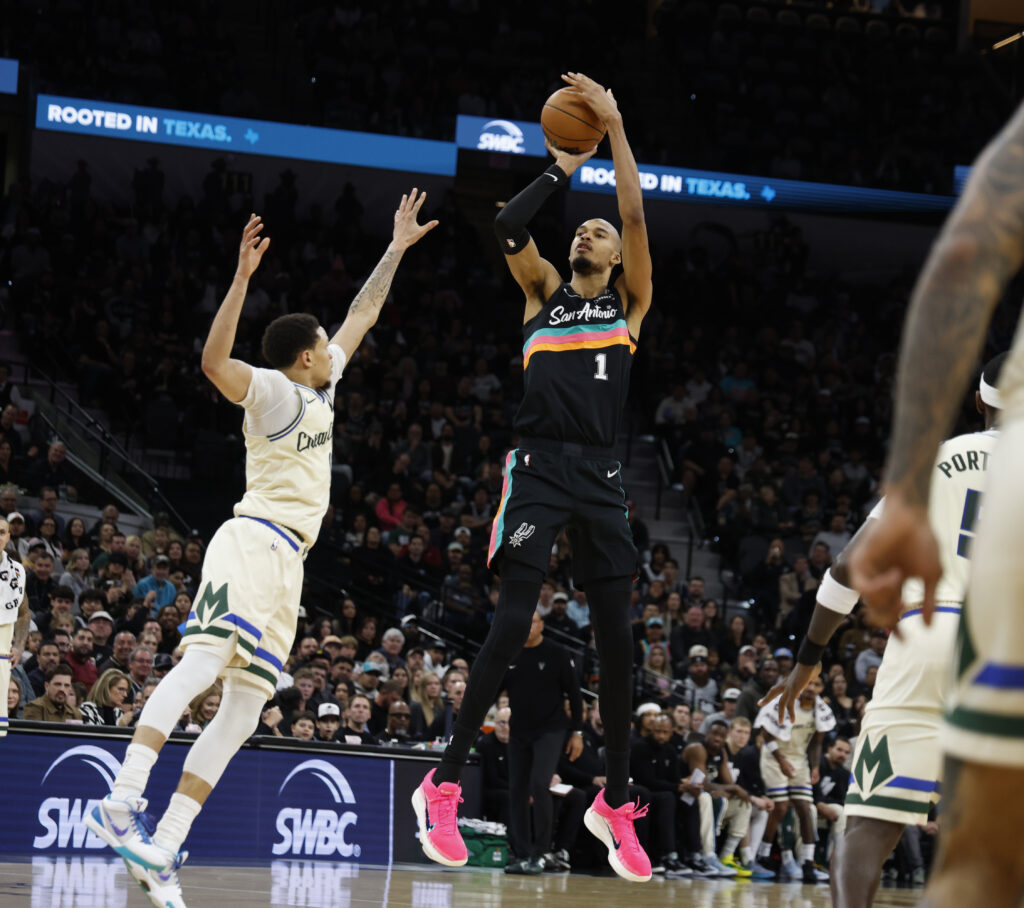 Spurs dominate Bucks in blowout win