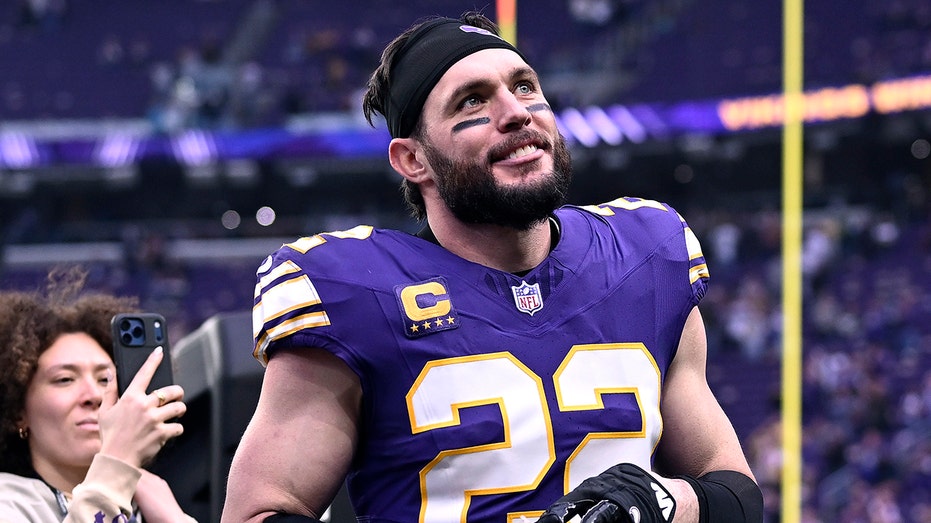 Vikings' Harrison Smith, CJ Ham get emotional in speech to teammate as retirement decisions loom
