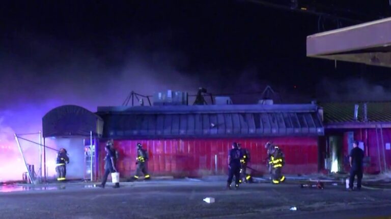 2 firefighters hospitalized after fire at abandoned North Side restaurant, SAFD says
