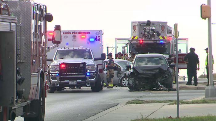 2 hospitalized after two-vehicle crash on Northwest Side, SAPD says