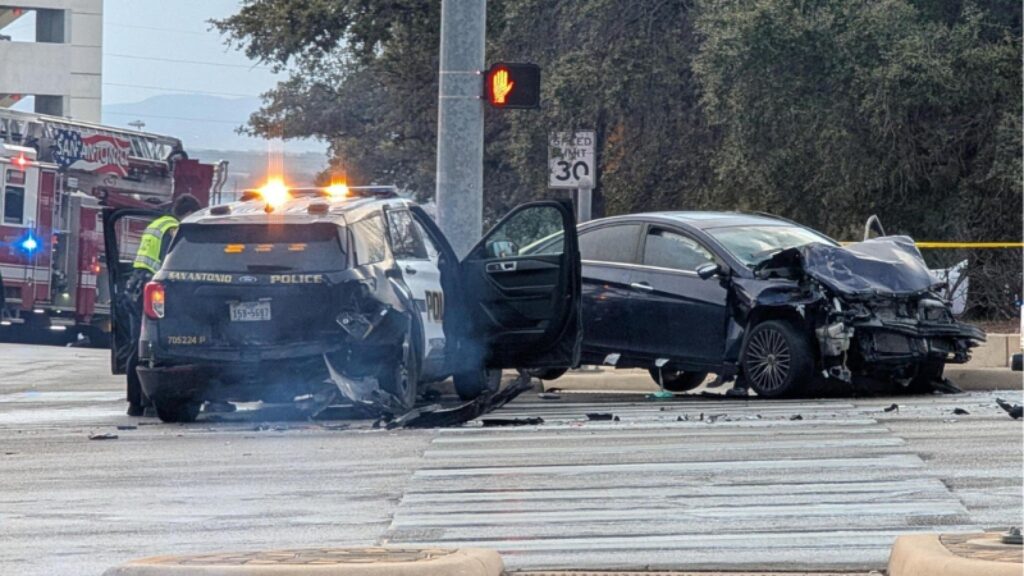 3 hospitalized, including 2 police officers, after multi-vehicle crash in Medical Center, SAPD says