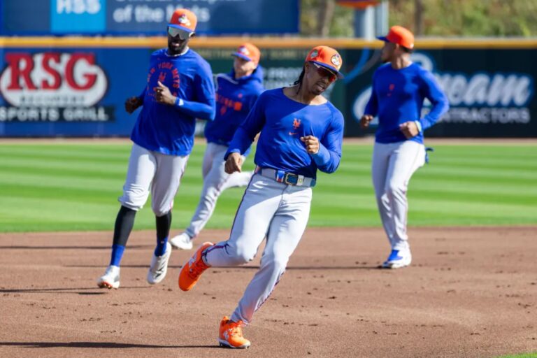 Francisco Lindor performs baserunning drills with teammates for first time this spring