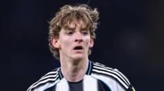 Gordon needs to stay 'fully focused' after Arsenal talk - Howe