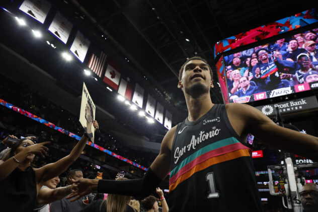 It’s time for Basketball: San Antonio Spurs at Los Angeles Lakers