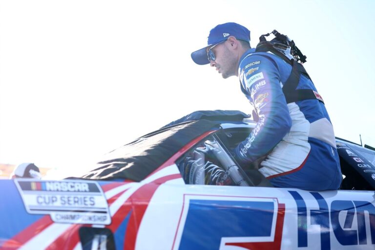 Kyle Larson earns Clash pole as 20 cars lock into Bowman Gray feature