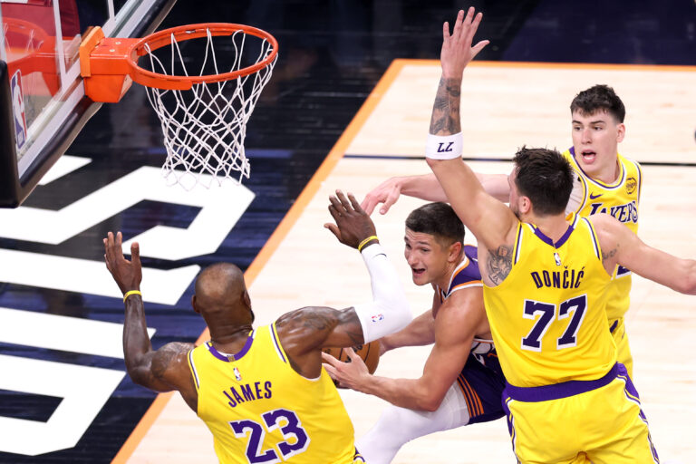 Lakers suffer another heartbreaking loss in Phoenix