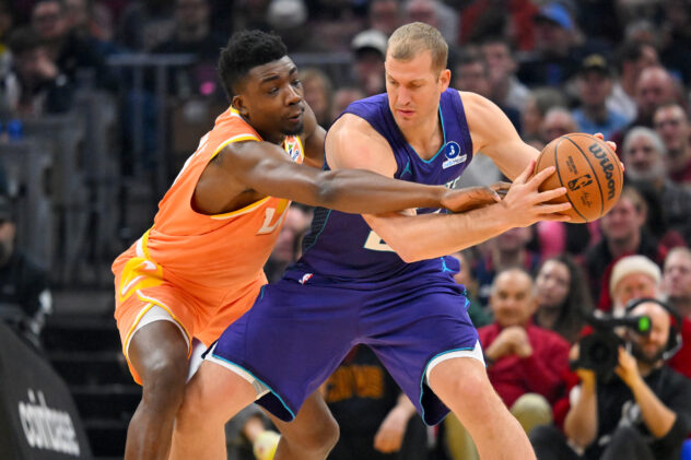 San Antonio signs Mason Plumlee to a 10-day contract