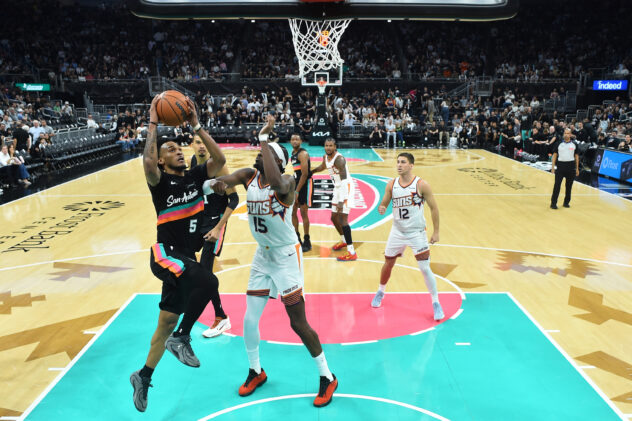 San Antonio spreads the wealth in win over Suns