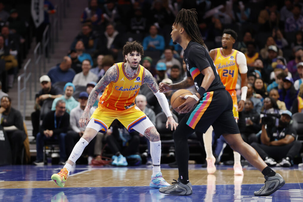 Spurs can’t rally past red hot Hornets in snowy Saturday matinee