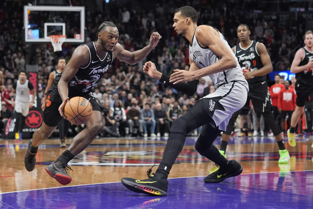 Spurs rally past Raptors for first 10-game winning streak since 2016