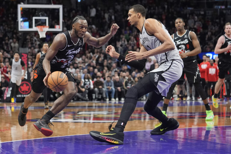 Spurs rally past Raptors for first 10-game winning streak since 2016