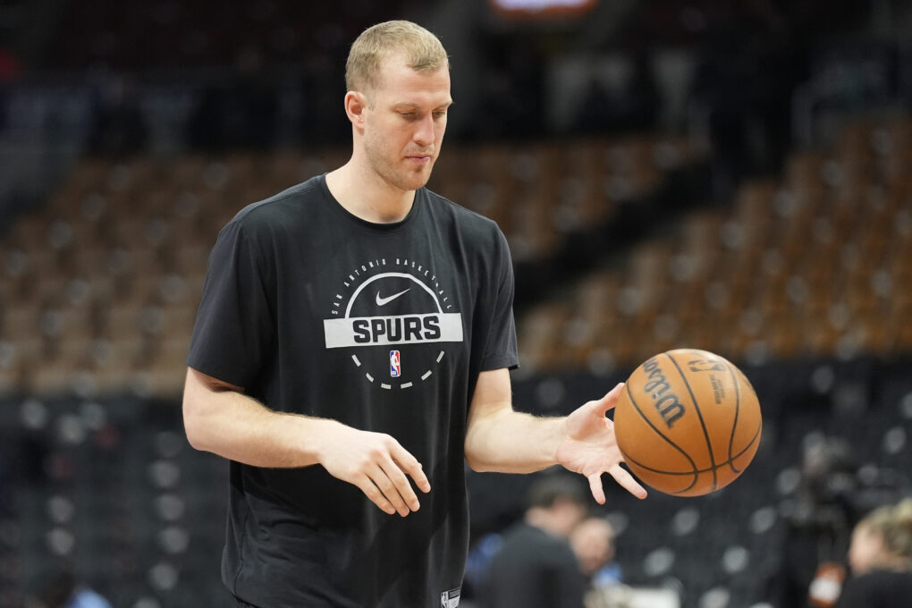 Spurs sign Mason Plumlee for the remainder of the season