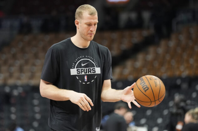 Spurs sign Mason Plumlee for the remainder of the season