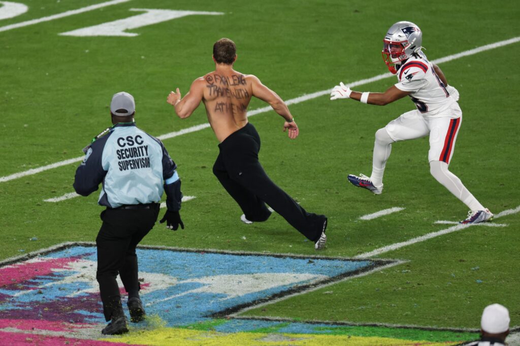 Streaker runs onto field as Patriots’ Kyle Williams gives chase in wild Super Bowl 2026 scene