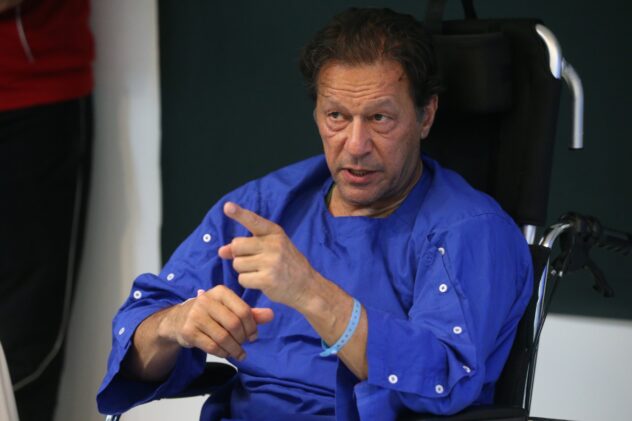'Treat him with dignity' - Gavaskar, Chappell among 14 former captains to come out in support of Imran Khan