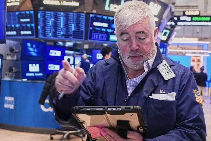 US stocks tick higher as investors try to separate AI winners from losers